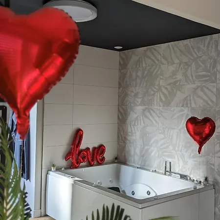 La Maison Du Bonheur: Romantic With In Holiday home *